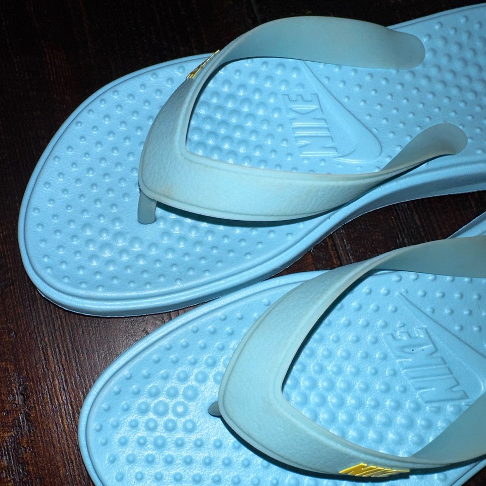 Nike flip flops Size 9